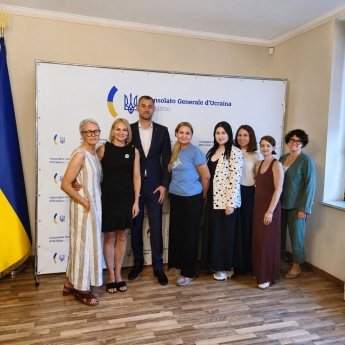 Генконсул України в Мілані Володимир Ворона та активістки