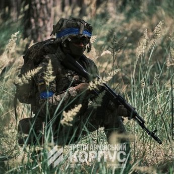 Боєць ЗСУ на позиції