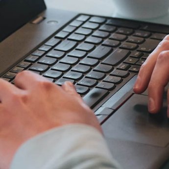 Менше половини українських айтішників планують повернутися до України