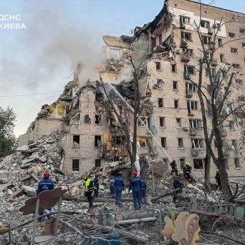 Зруйнований дім у Києві після ракетної атаки Росії 2 липня