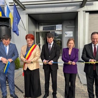 Перерізання стрічки на відкритті почесного консульства України у місті Клуж-Напока