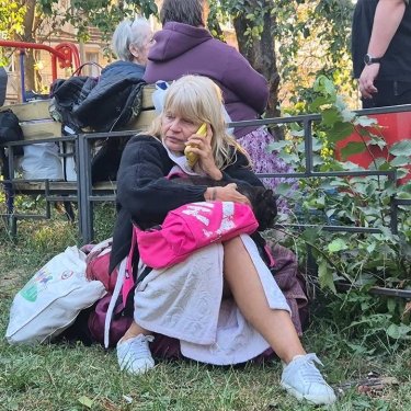 Жінка на вулиці Києва після обстрілу РФ