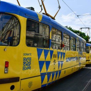 По Праге курсирует трамвай в украинских цветах
