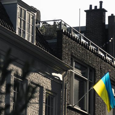 У Латвії затримали чоловіка за крадіжку українського прапора