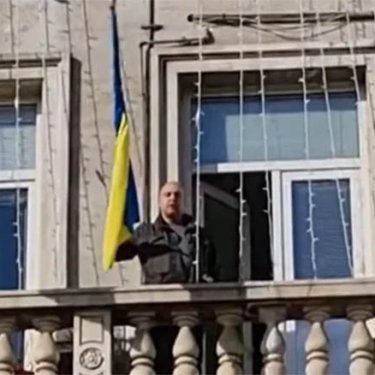 В Болгарии политик выбросил из мэрии Софии украинский флаг и назвал украинцев фашистами