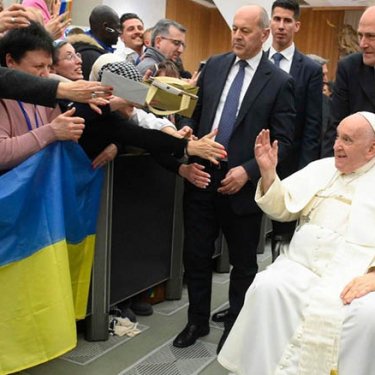 Папа Римский встретился в Ватикане с украинскими беженцами