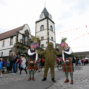 Праздник Burryman в Саут-Квинсферре