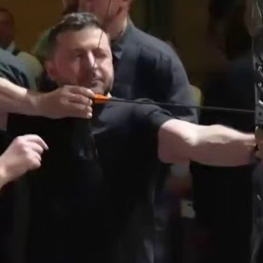 Президент Зеленський стріляє з лука