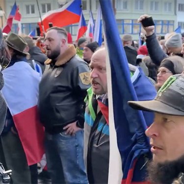 В Праге участники антиправительственной демонстрации пытались снять украинский флаг