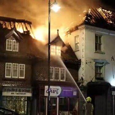 В Англии сгорела 400-летняя гостиница, в которой проживали украинские беженцы