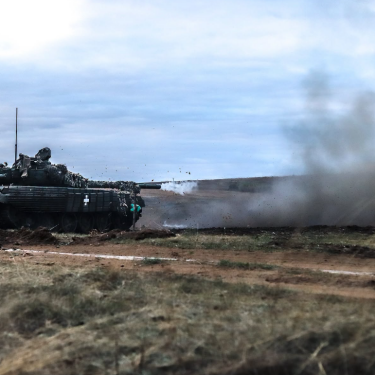 Танк 22 ОМБР стреляет по русским захватчикам