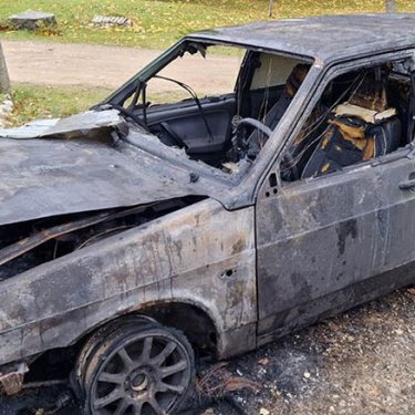В Латвии сожгли автомобиль украинских беженцев