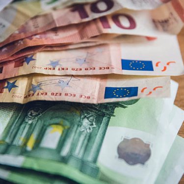 Курс евро к доллару упал до минимума за 20 лет