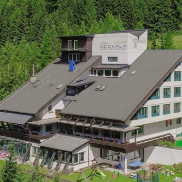 В Австрии беженцев разместили в дорогом отеле с бассейном – политики возмущены