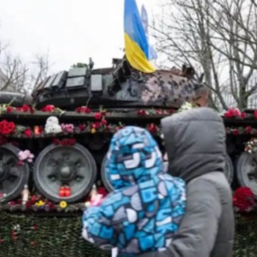 У Берліні прибрали знищений російський танк з-під посольства РФ