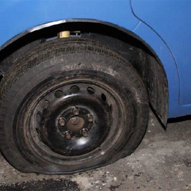 У Чехії судитимуть чоловіка, який пробивав шини українських автівок