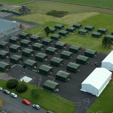 В Ирландии украинских беженцев начали размещать в палаточном городке на военной базе