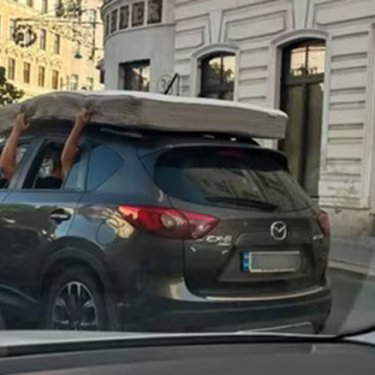 В Вене обсуждают украинцев, перевозивших матрас на крыше авто, поддерживая его руками