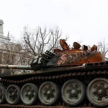 Подбитый российский танк установлен под посольством РФ в Германии