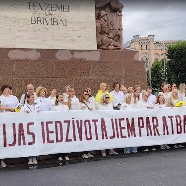 Українці співають в Ризі гімн Латвії