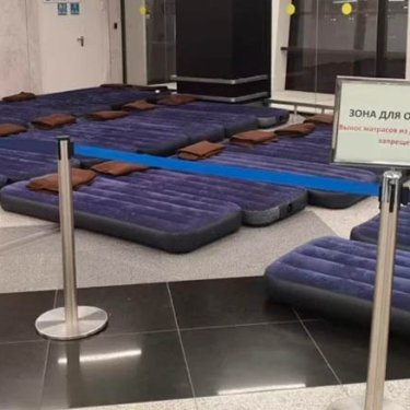 У московському аеропорту зробили «зону відпочинку» для біженців з України, накидавши десятки матраців