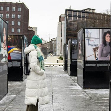 На площади Таллинна открылась фотовыставка о беженцах из Украины
