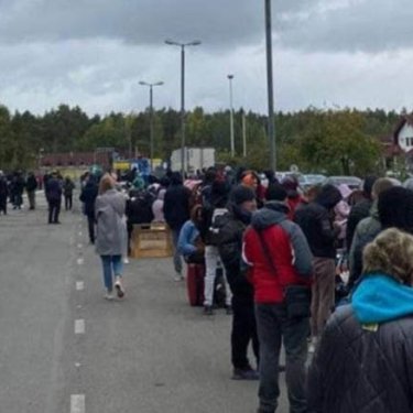 На російсько-естонському кордоні українські біженці стоять уже по сім днів