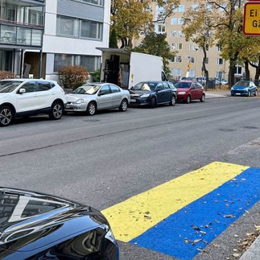 Фінське місто не прибиратиме прапор України, намальований на паркувальному місці російського консула