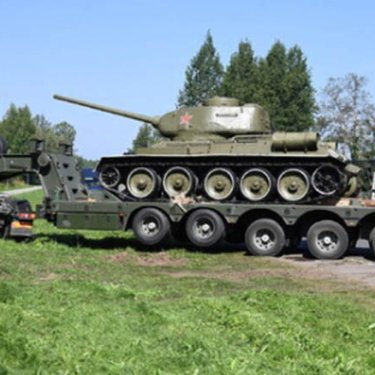 В эстонской Нарве, несмотря на протесты, демонтировали советский танк Т-34