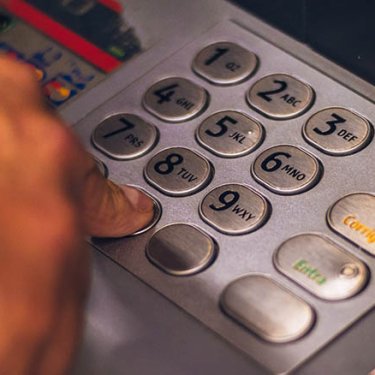 Какой лимит на снятие наличных в банкоматах польских банков?