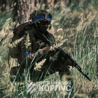 Боєць ЗСУ на позиції