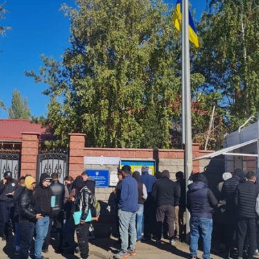 Кримчани, що втекли від мобілізації, вишикувалися в чергу за українськими закордонними паспортами