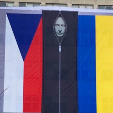 На здании МВД Чехии вывесили плакат с Путиным в пластиковом мешке