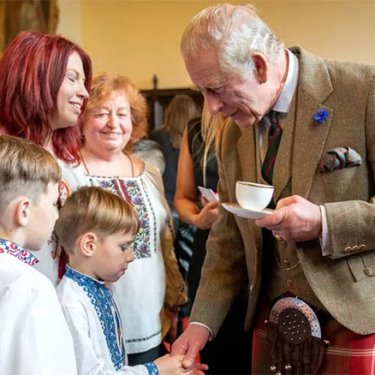 Король Чарльз посетил украинских беженцев во время визита в Шотландию