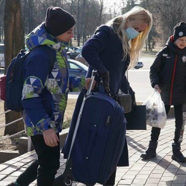 Біженці, які ще не виїхали з України, можуть отримати виплати від міжнародної організації