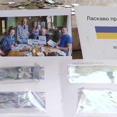Мешканець Канади роздає українським біженцям буклети з грошима
