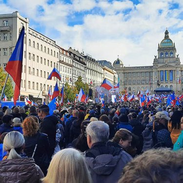 14 человек были оштрафованы за попытку сорвать украинский флаг в Праге
