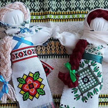 Украинцев Берлина приглашают создать традиционную куклу-мотанку