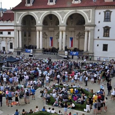 Бесплатные концерты в Вальдштейнском саду Праги продлятся еще месяц