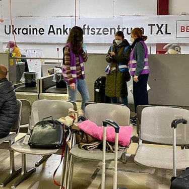Центр прибытия беженцев в берлинском аэропорту проработал уже год