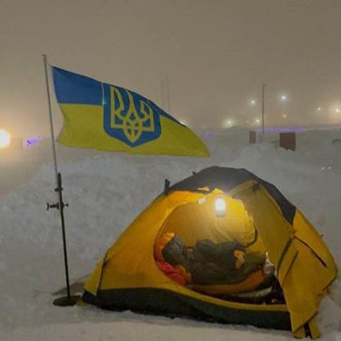 Американский ветеран ночует на морозе ради украинцев