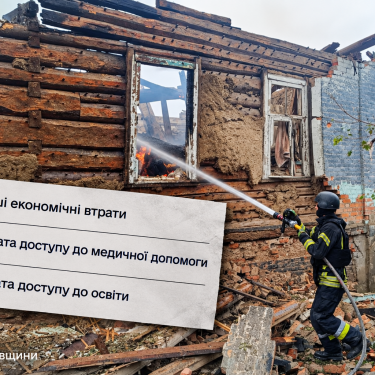 Пожарный тушит дом после авианалета РФ