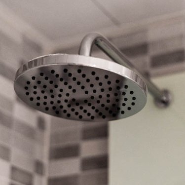 В Швейцарии министр посоветовала жителям ради экономии принимать душ вместе