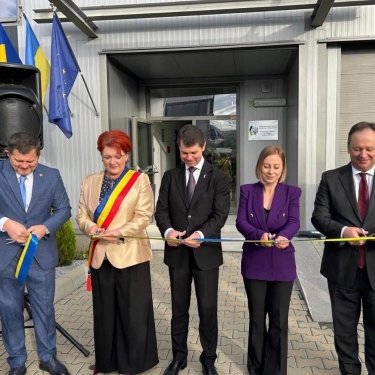 Перерезание ленты на открытии Почетного консульства Украины в городе Клуж-Напока