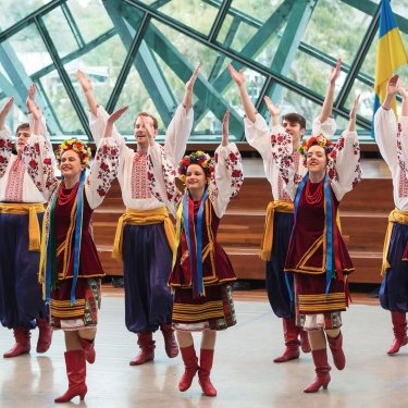 Танцювальний колектив з України на сцені