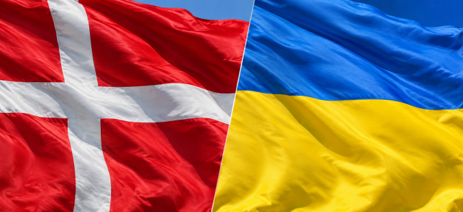 Прапори Данії та України у хвилях