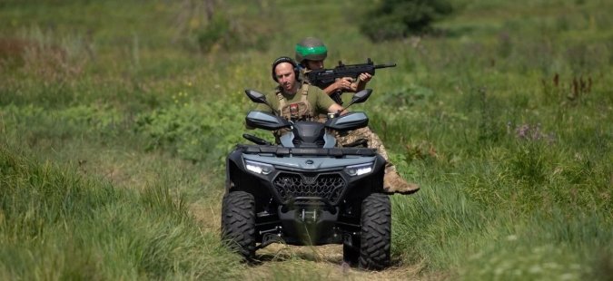 Бійцы ЗСУ на баггі їдуть на позицію
