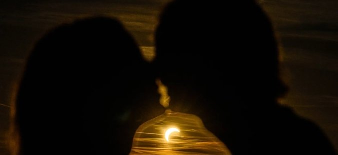 У Берліні цілується пара під час затемнення