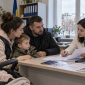 Сім'я ВПО у державному офісі