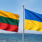 Литовський та український прапори над морем